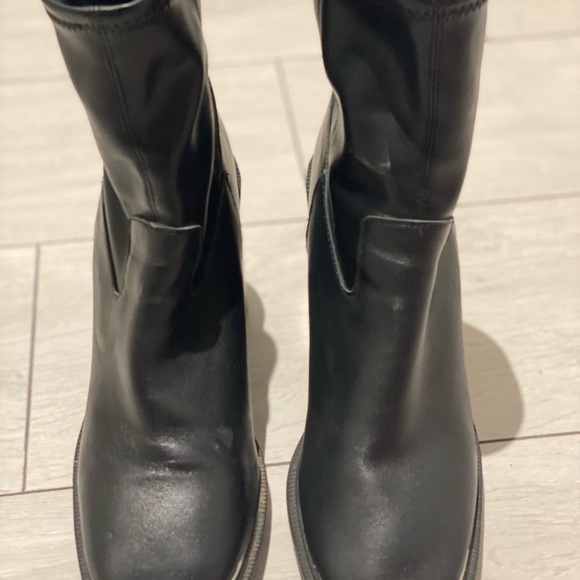 Beautiful zip up boots - Picture 2 of 3